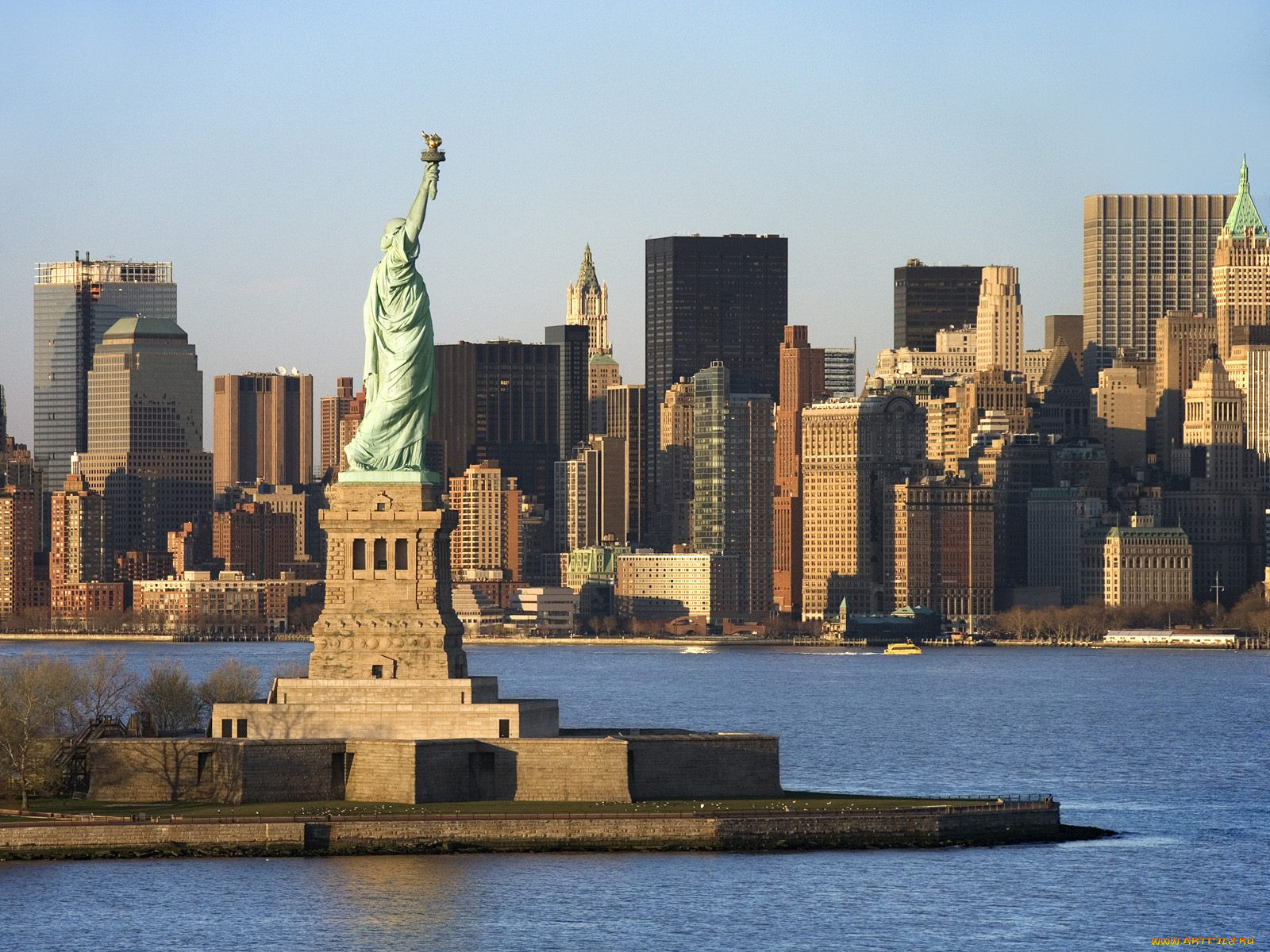 Чем известна страна сша. Статуя свободы Нью-Йорк. Нью-Йорк бстатуясвободы. Нью Йорк Манхеттен статуя свободы. Нью-Йорк Сити Манхэттен статуя.